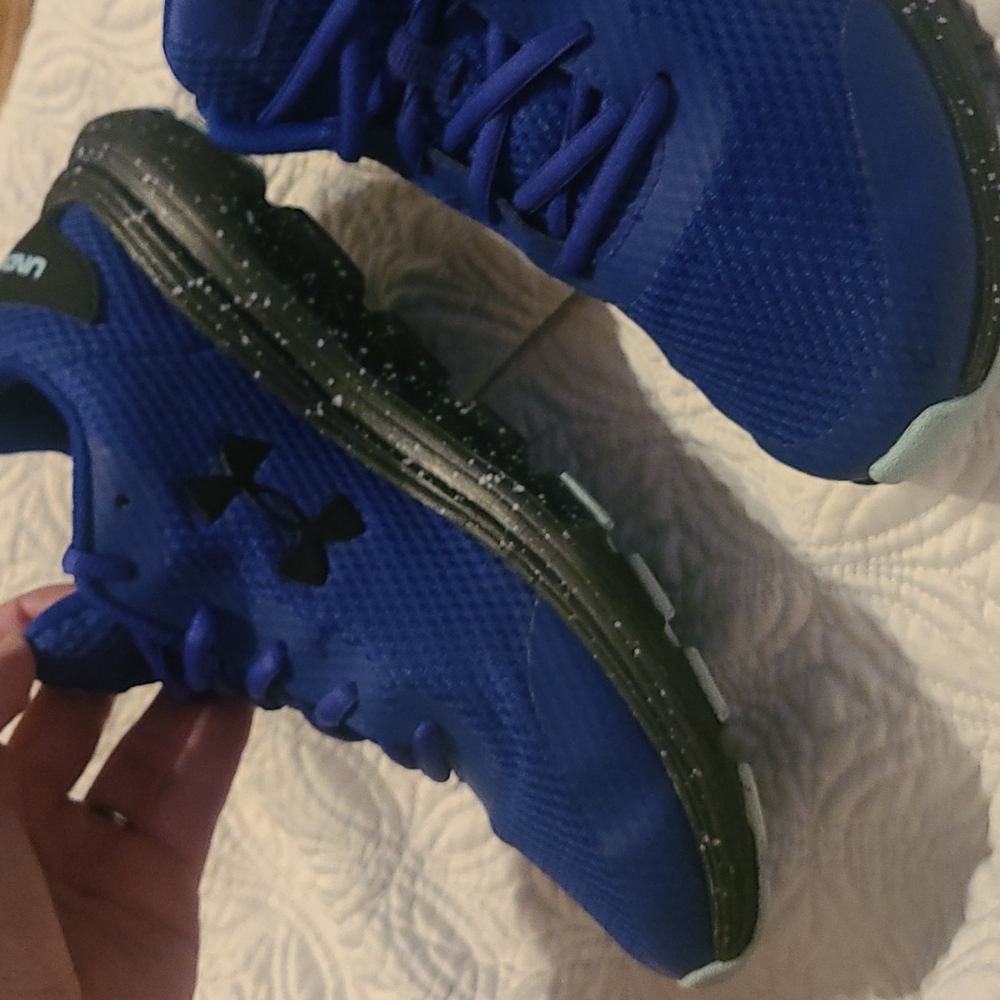 Under armour boys shoes. Worn 3 times. Excellent condition